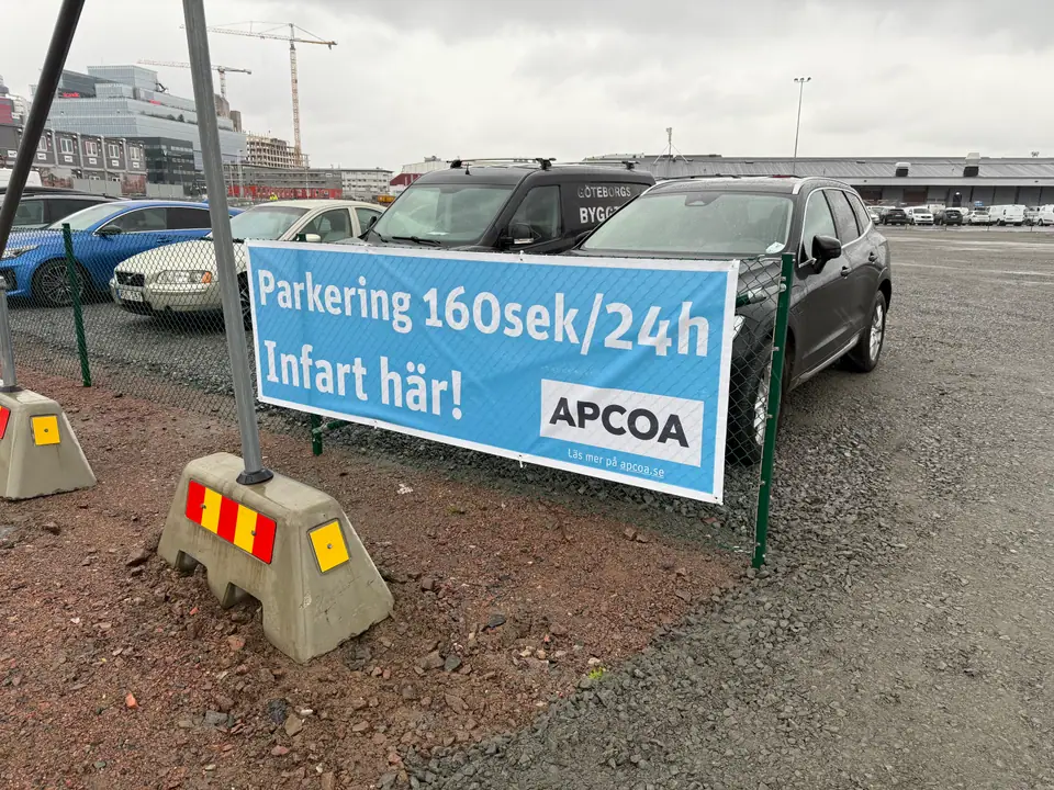Apcoa banderoll staket ute