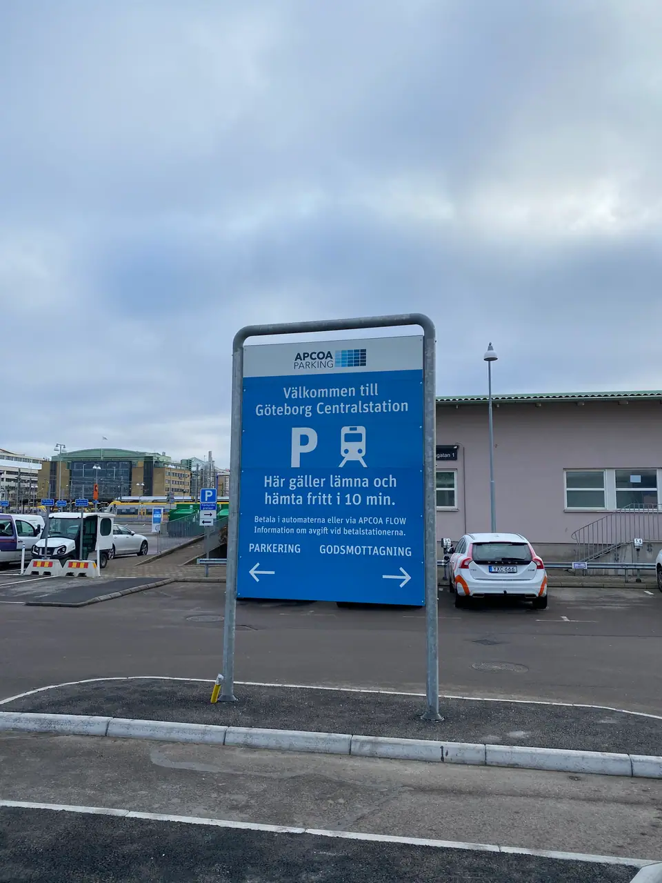 Skylt på stativ för Apcoa vid Centralen