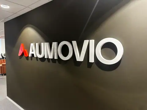 Aumovio frigolitskylt med blank akrylfront inne