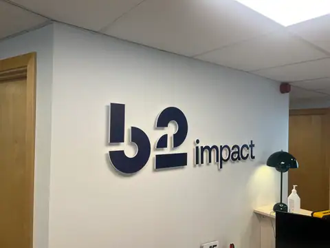 B2 Impack skummad PVC på distanser inne