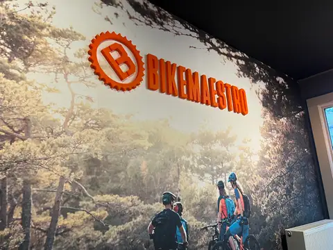 Bikemaestro frigolitskylt och tapet