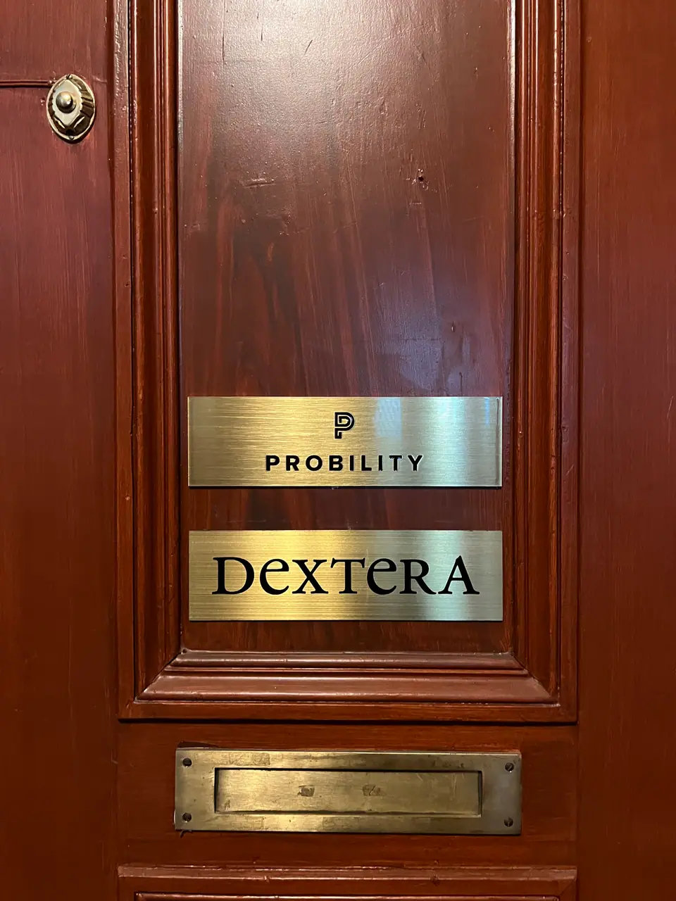Dextera mässingsskylt