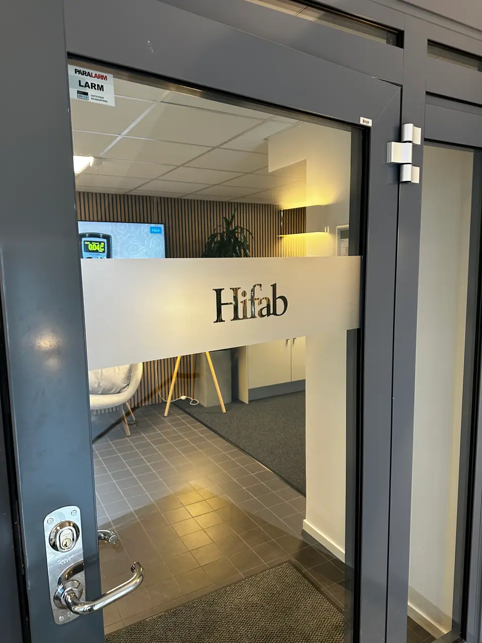 Hifab frostad dekor på glasdörr inomhus