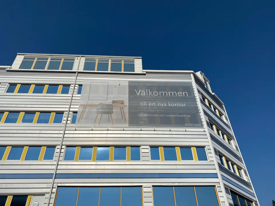 Klövern banderoll fasad