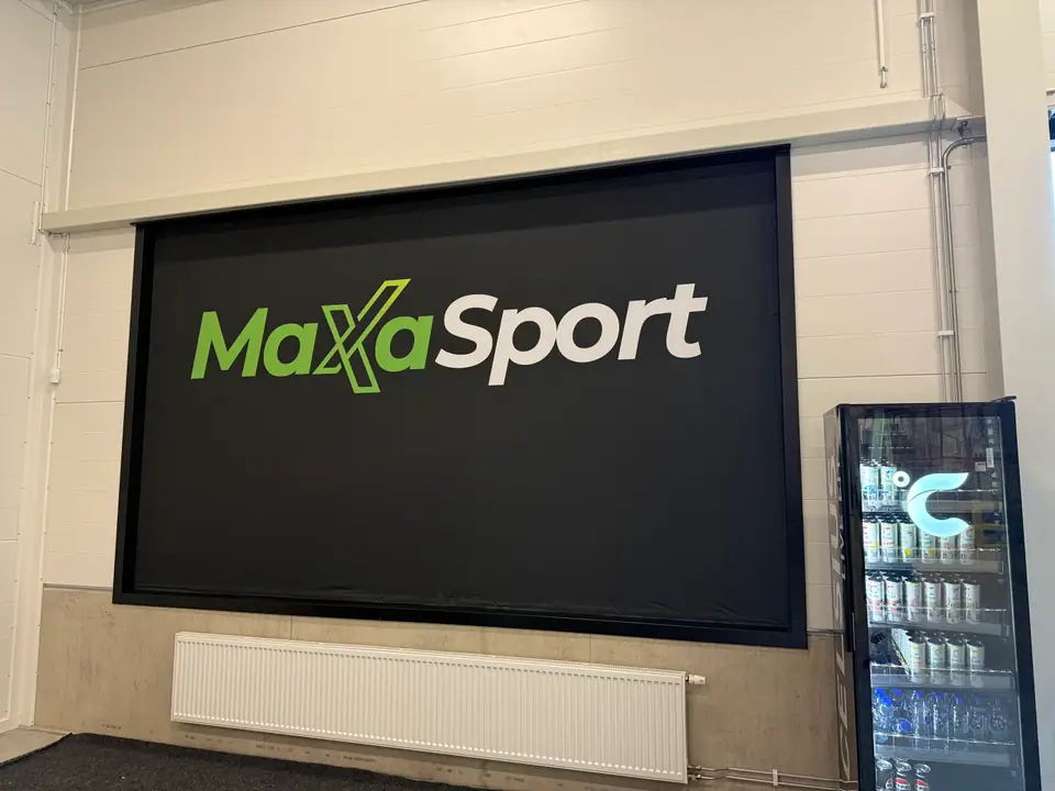 Stor tryckt backdrop använd som alternativ fönsterdekor för Maxasport