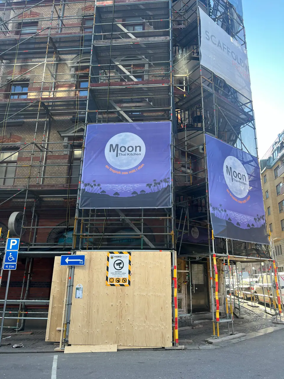 Moon banderoll på byggställning