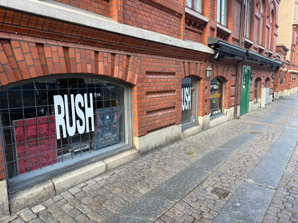 Utskuren fönsterdekor och printad folie på butiksfönster för Rush