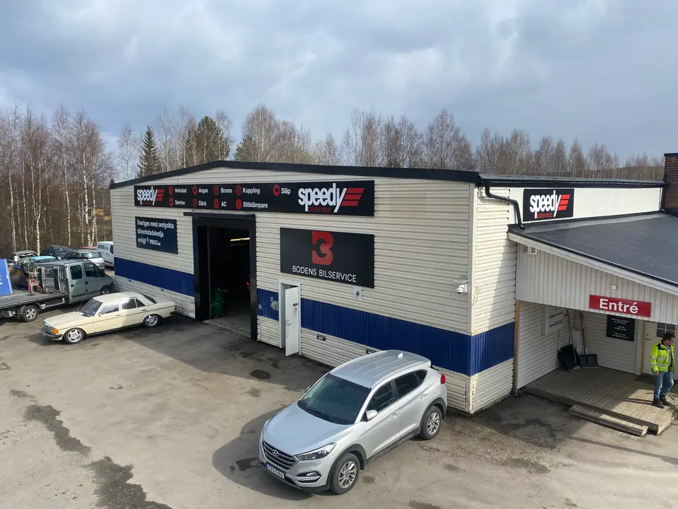 Speedy Boden – fasadskylt på plats