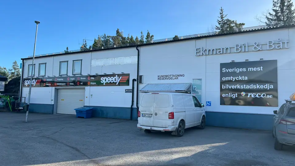 Speedy fasadskylt med spotlights i Värmdö