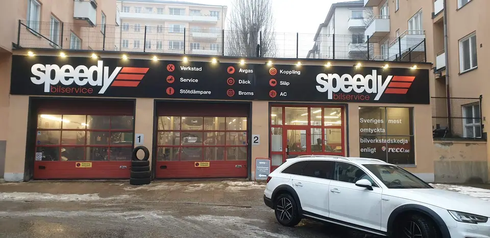 Speedy fasadskylt på Östermalm