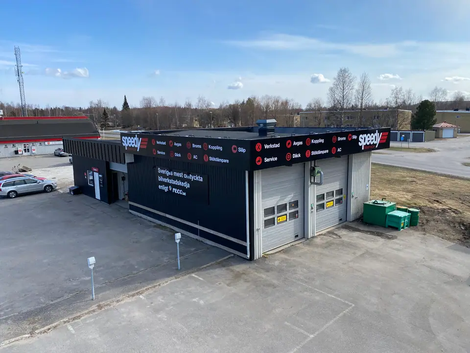 Fasadskyltar på Speedys station i Piteå