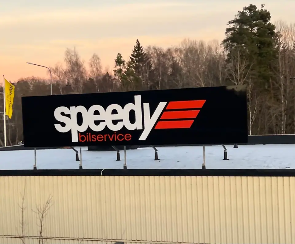 Speedy takskylt på stativ i Nacka