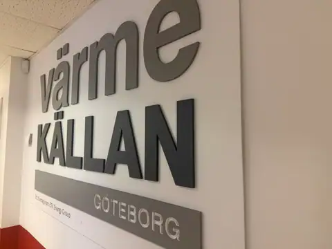 Värmekällan skummad PVC väggskylt inne