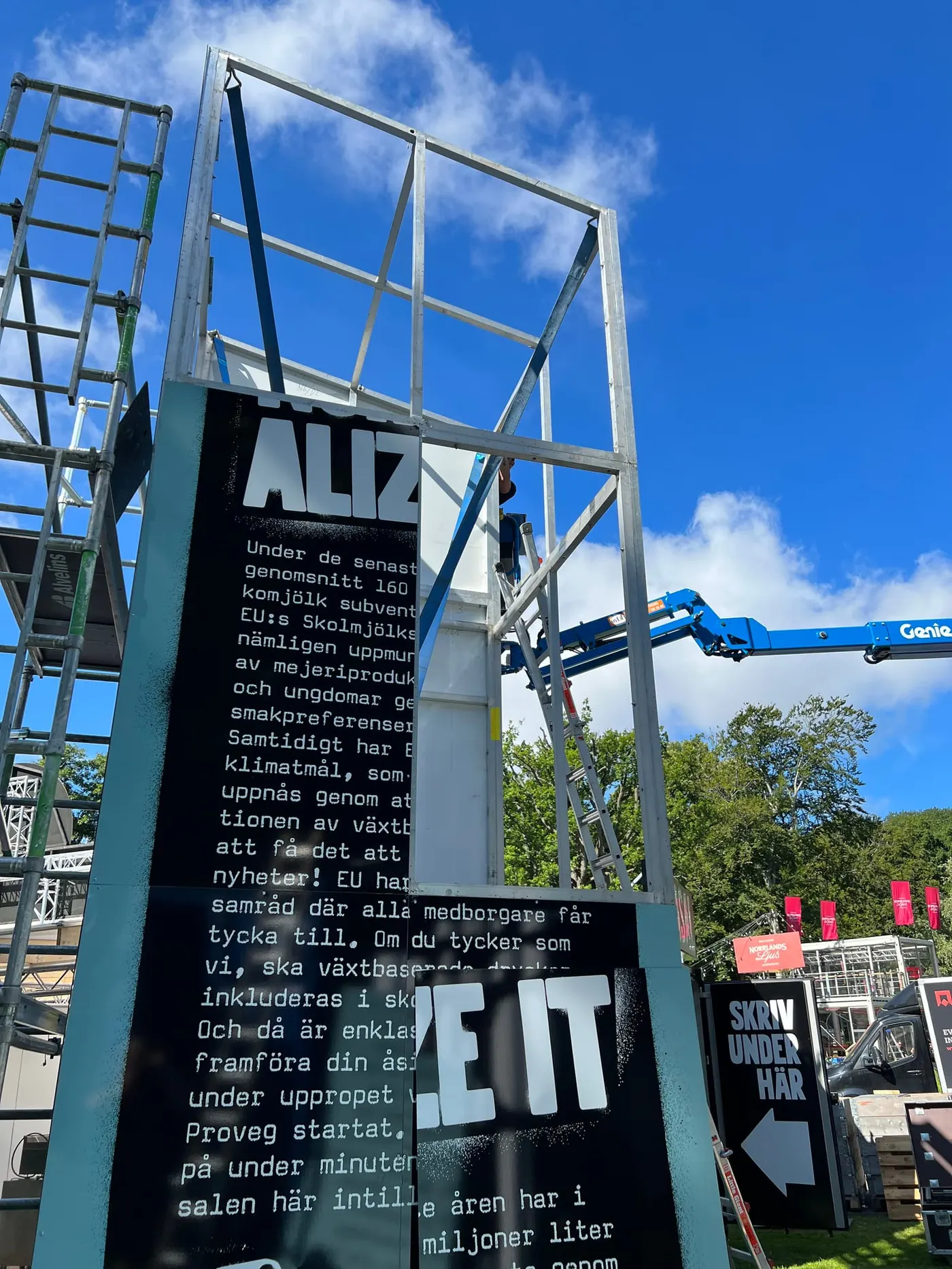 Det stora aluminiumtornet tar form