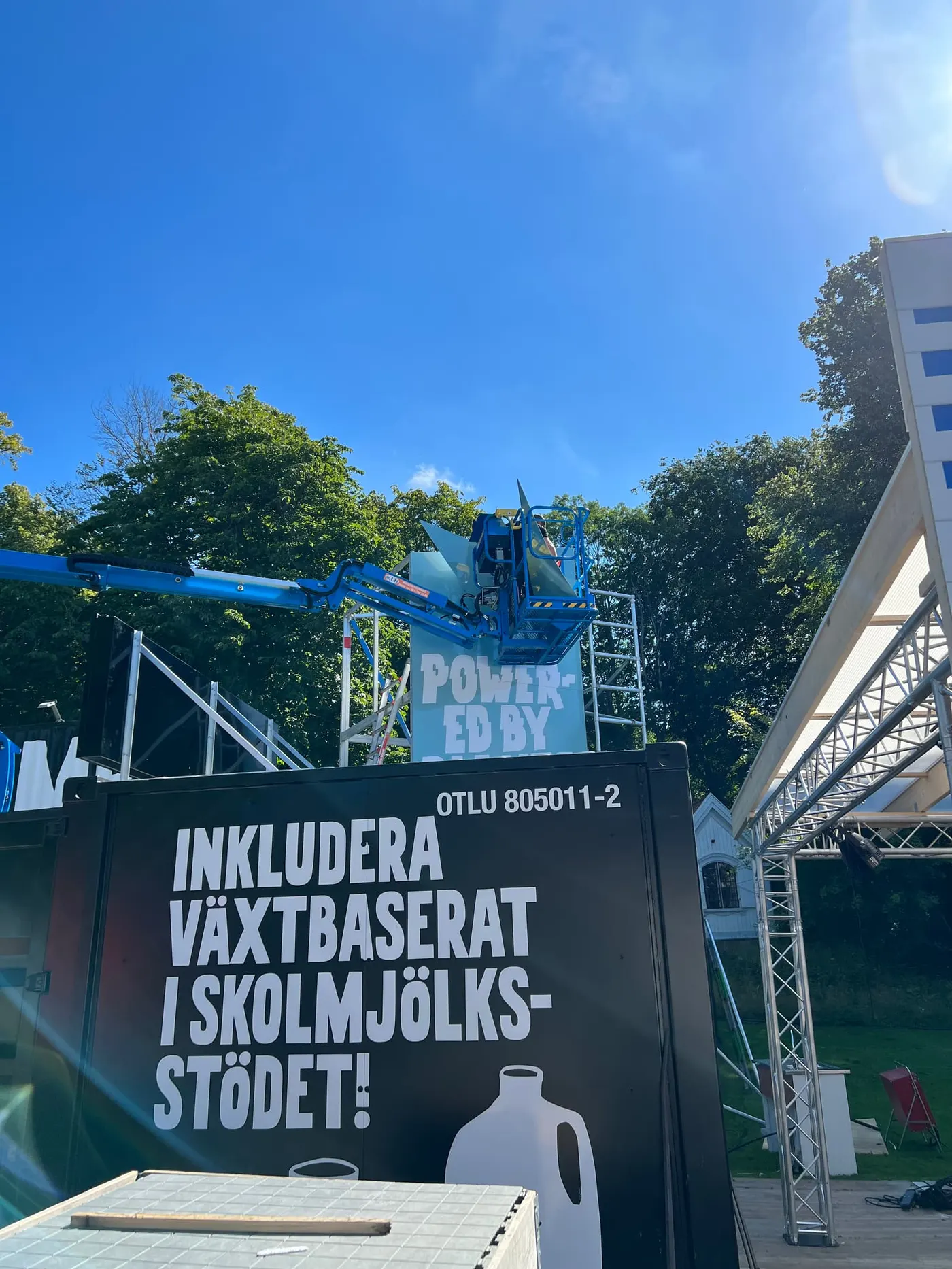 Folierad container med kampanjbudskap