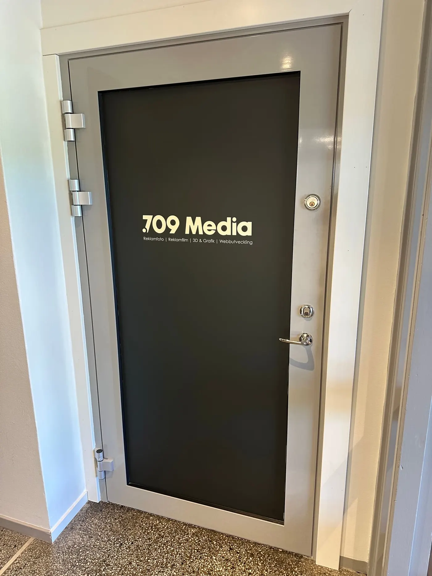 709 Media printad vinyl med matt laminat på entrédörr