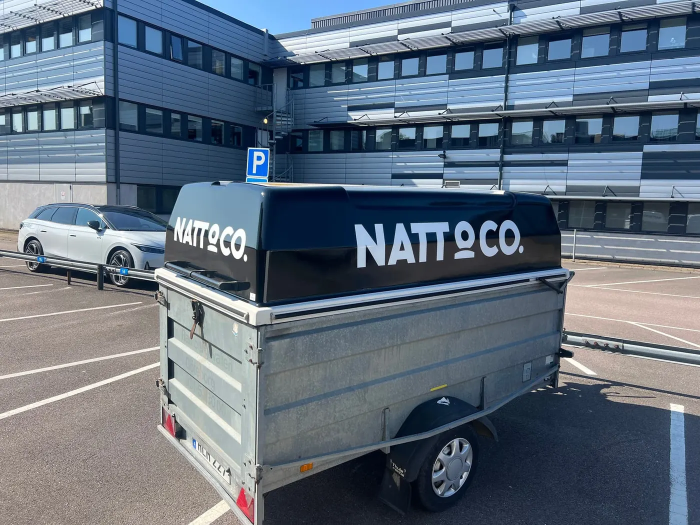 Natt & Co släp och montagebil