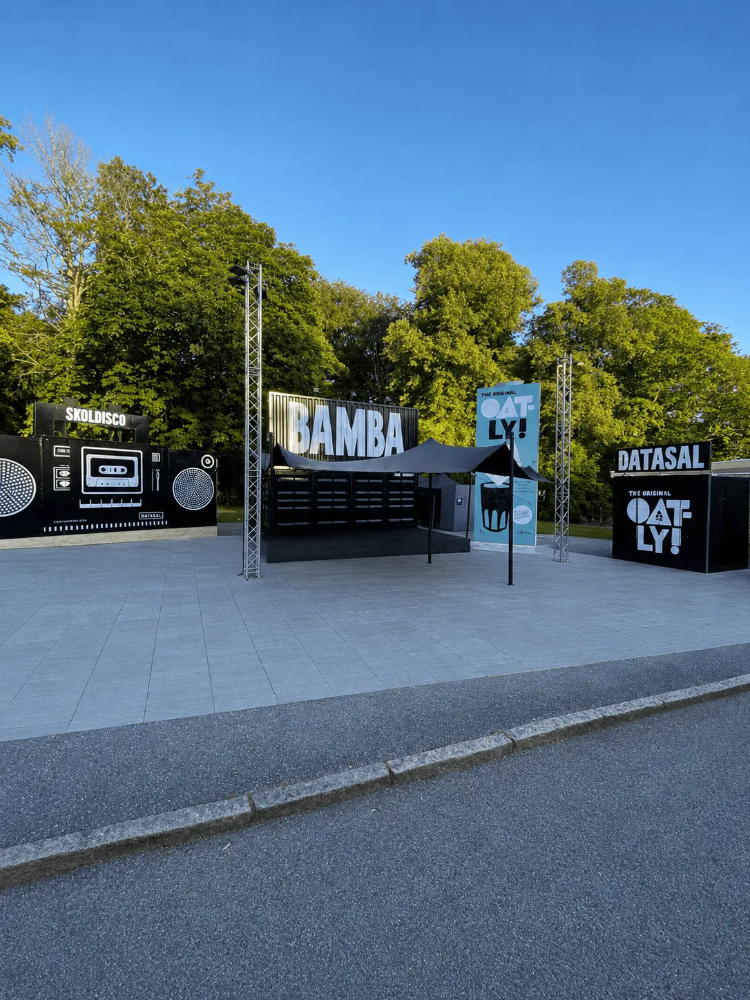 Skyltning och dekor för Oatly på Way Out West