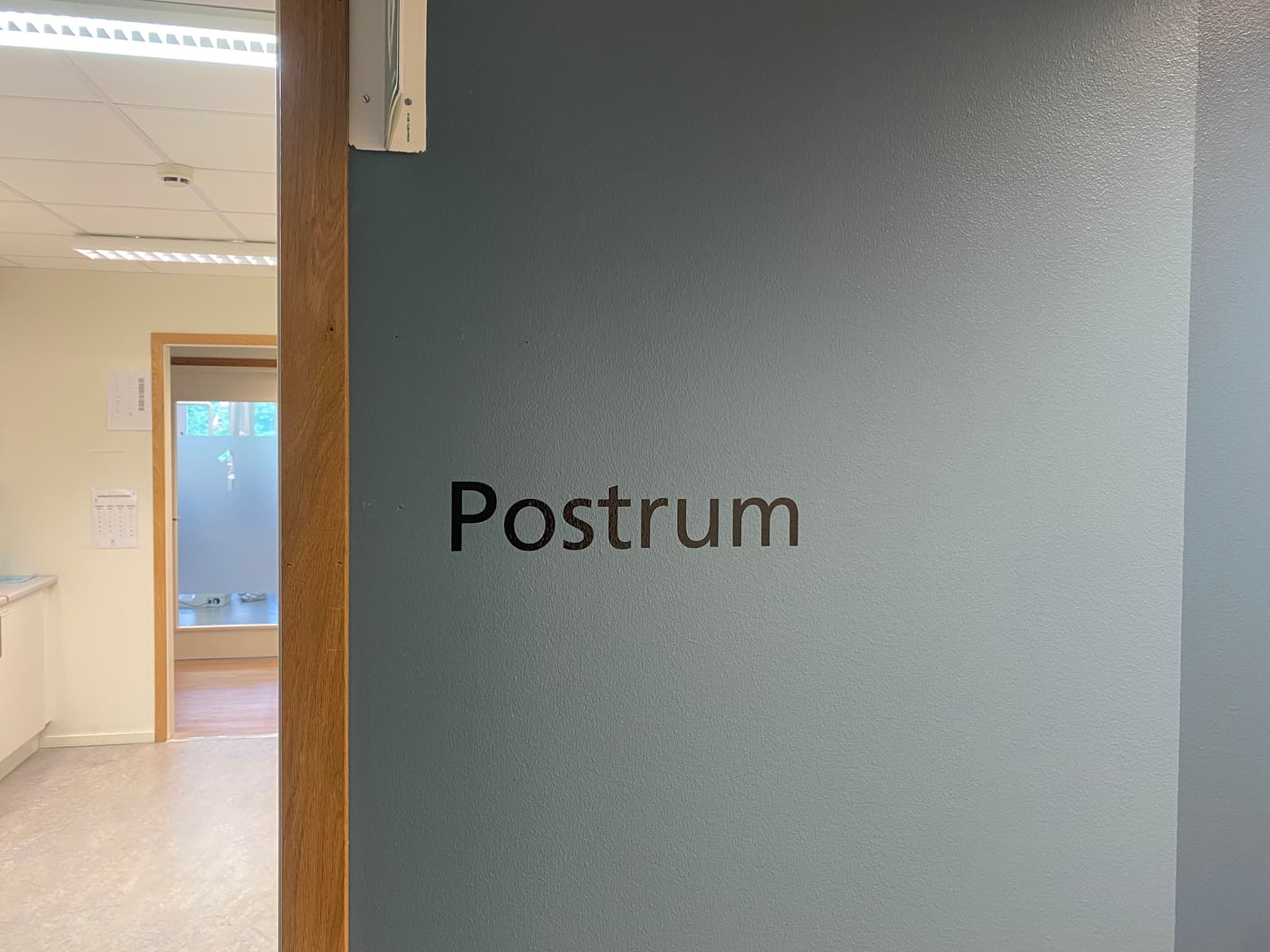 Postrum foliedekor på vägg