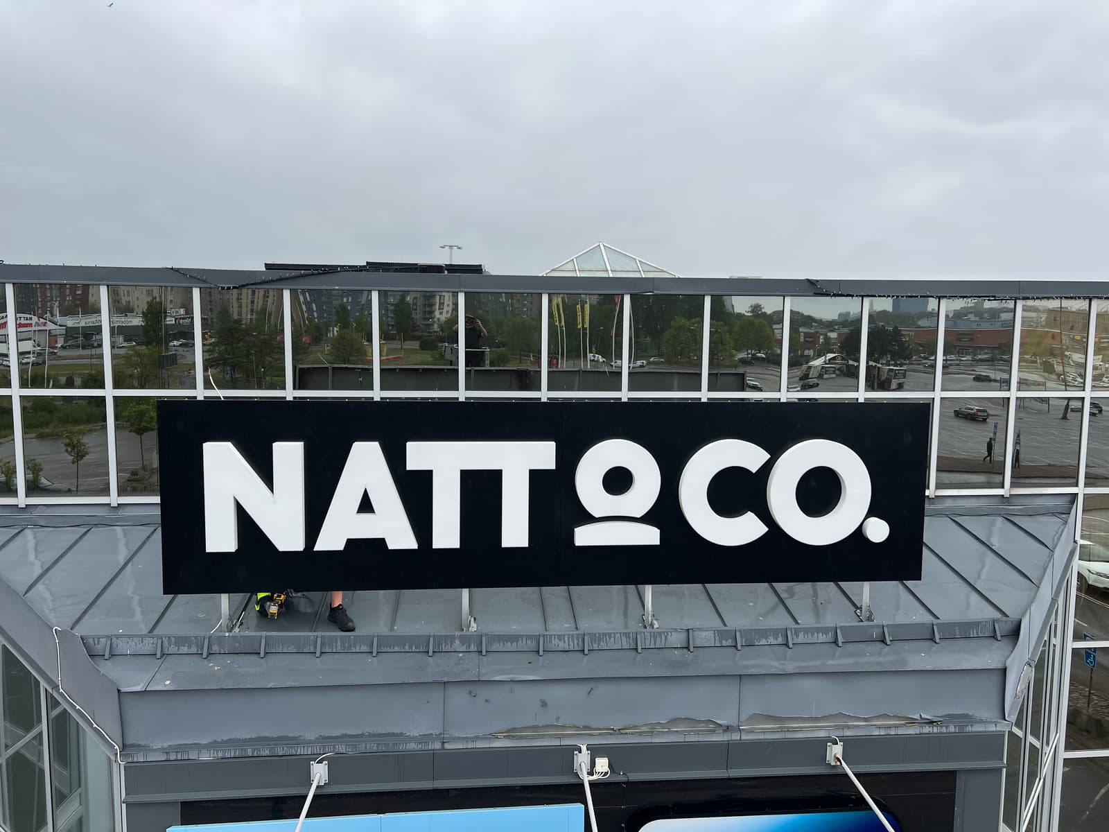 Natt & Co P6 stativ takskylt på bakgrundsplåt
