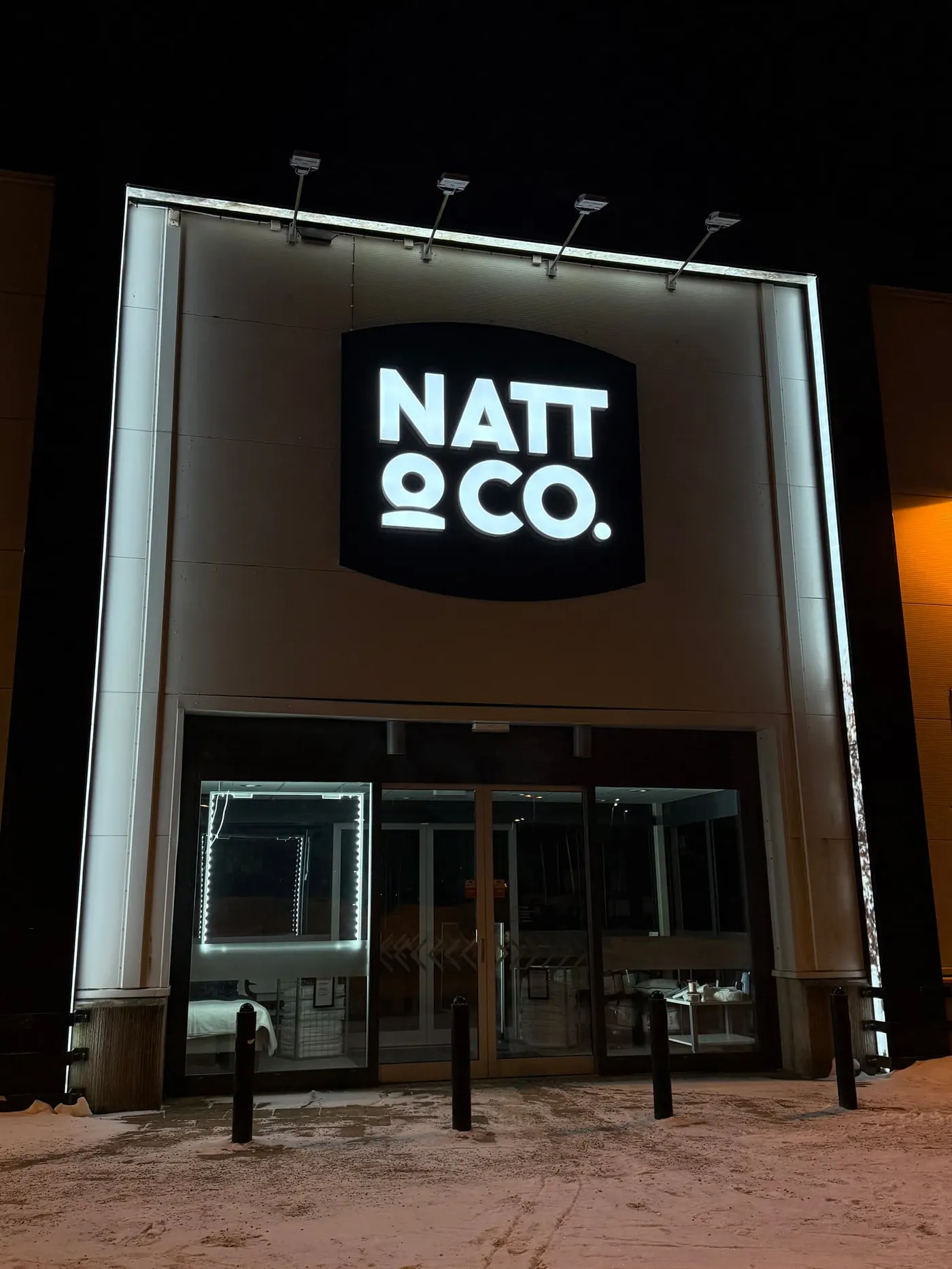 Profil 6 på plåtbakgrund kontur Natt & Co Gävle
