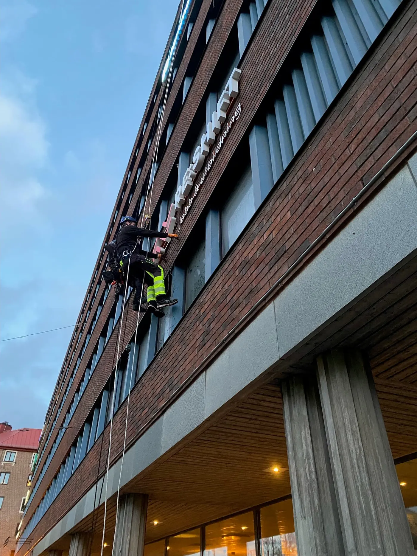 Fasad med skyltmontage