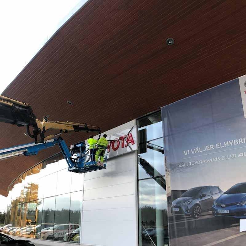 Facade sign installation with skylift